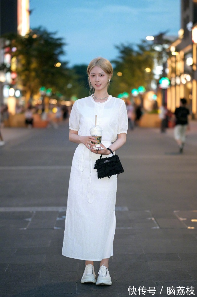 夏天|皮肤黑黄的女人,建议穿这4种“显白色”服饰,减龄又显气色