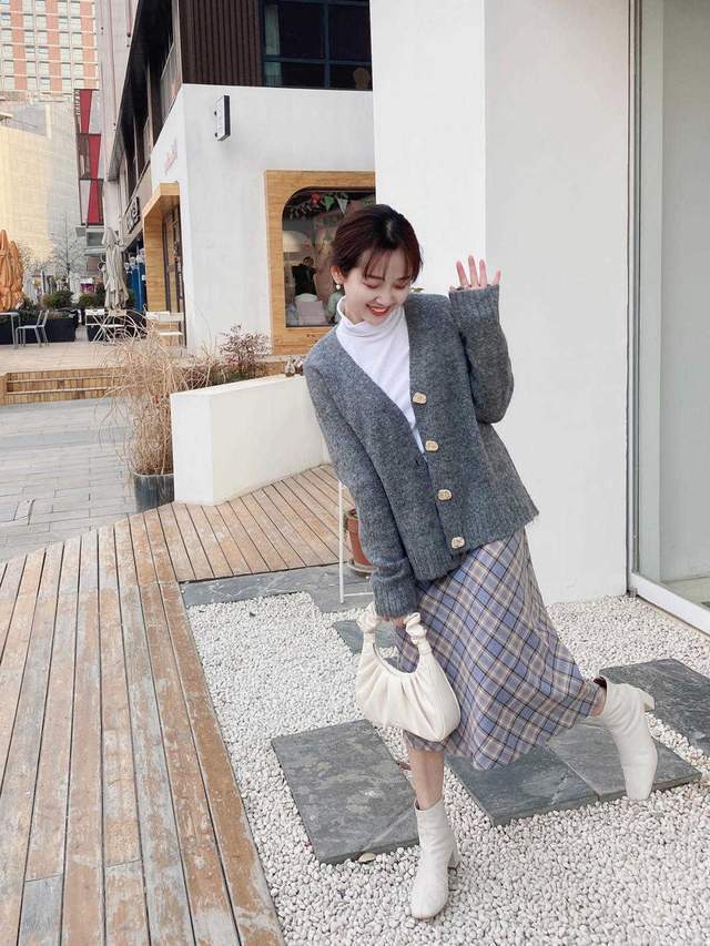 帆布鞋|秋游该这么穿,惊艳所有人,针织开衫搭配半身裙简约洋气,超好看