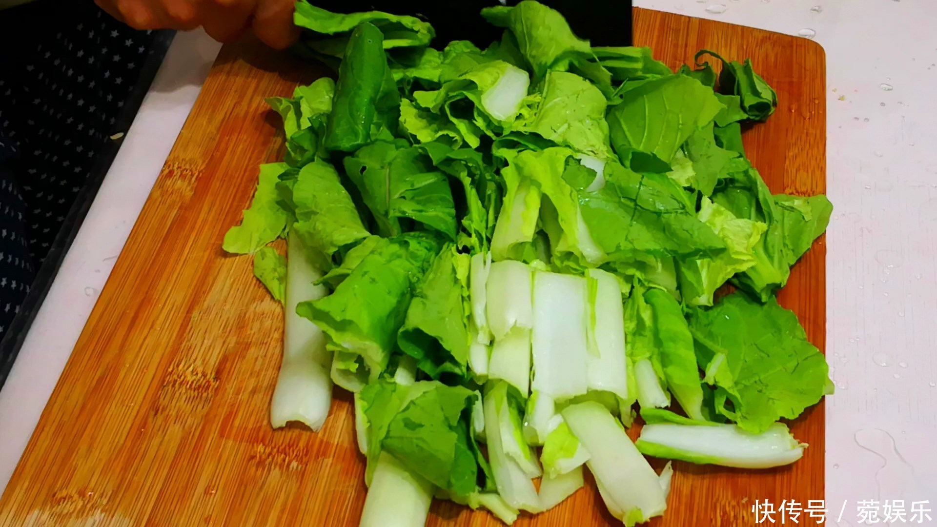 炖粉条时，多加2样食材，味道格外香，每次上桌汤都不剩下，香！