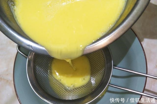 冷水|蒸鸡蛋羹,冷水下锅还是热水下锅教你详细做法,鸡蛋嫩滑如布丁