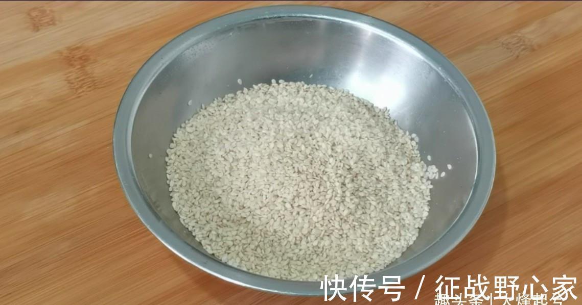油酥|芝麻酥饼在家简单做，外酥里软又香甜，不用烤箱也可以酥得掉渣