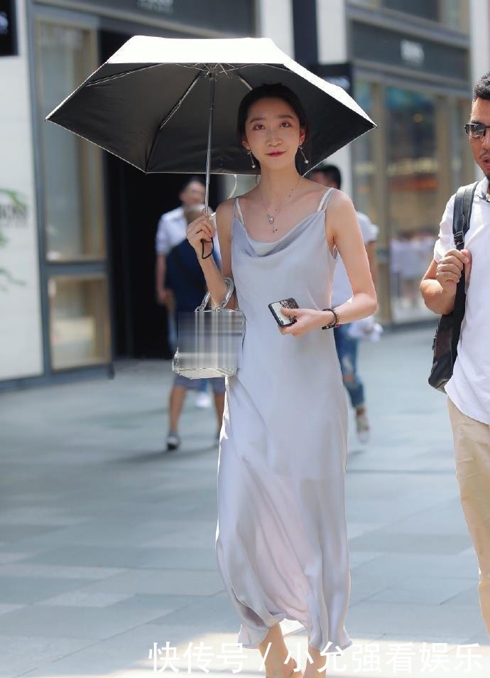 穿搭|美女爱穿连衣裙，穿搭时尚气质高雅，身材绝佳不输儿媳