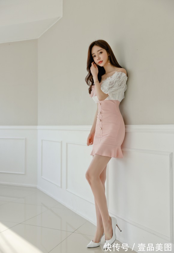 时尚搭配|女神孙允珠的时尚搭配:晚晴曦风白杏春桃枝雪抹肩裙