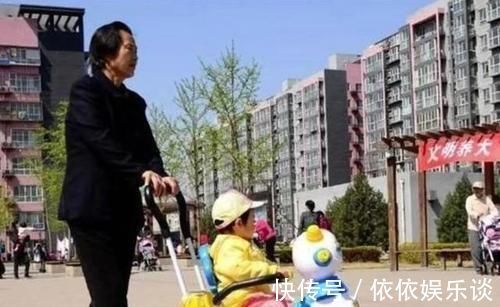 刘大姐|44岁妈妈遛娃碰到44岁奶奶,虽年龄相当,差距却一目了然