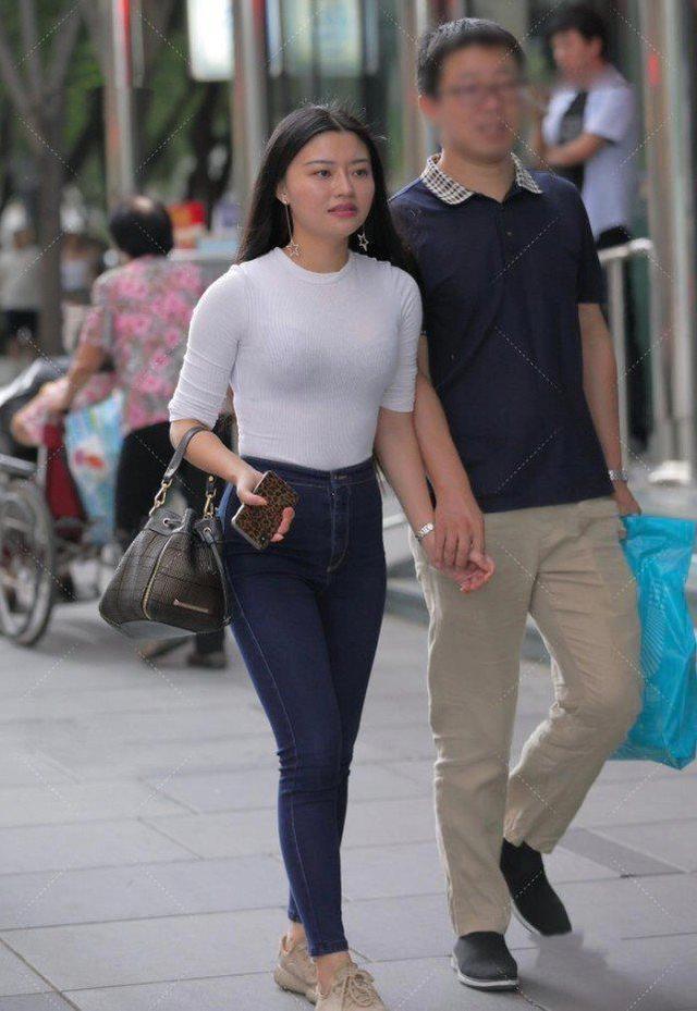 街拍谁说“胖墩”就不能时尚,紧身上衣搭配牛仔裤,微胖的时髦好气质