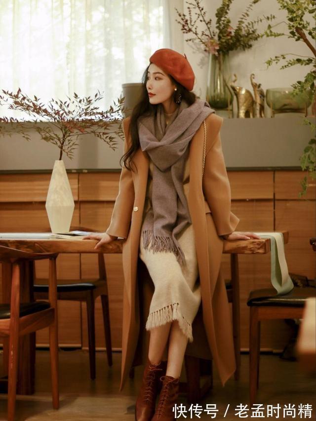 冬天|冬天穿“长大衣+连衣裙”,优雅高级,这才是中年女人该有的打扮