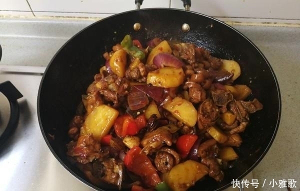 抠门|6个人只吃一盘菜,以为同事抠门,菜一上桌大家纷纷掏出手机