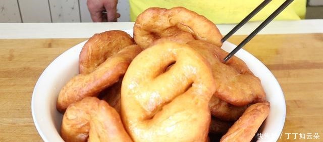 我家里祖传三代做油饼的配方,味道松软,放半个月不硬,太香了