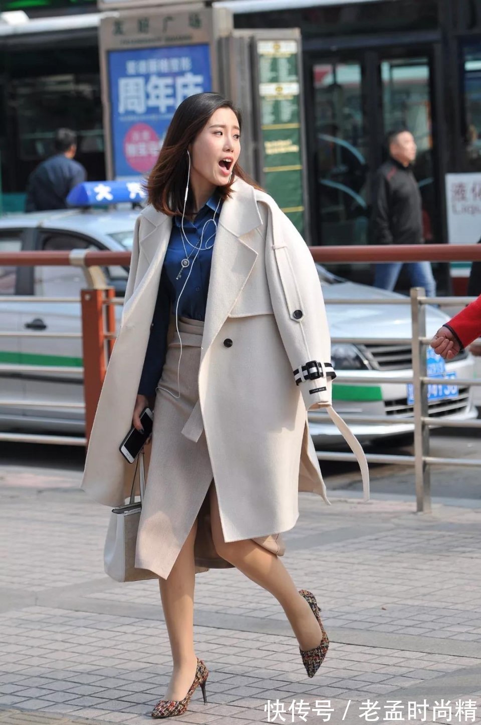 性感 街拍: 浓淡适中, 仪静体闲有气质的性感成熟少妇, 气质很高贵!