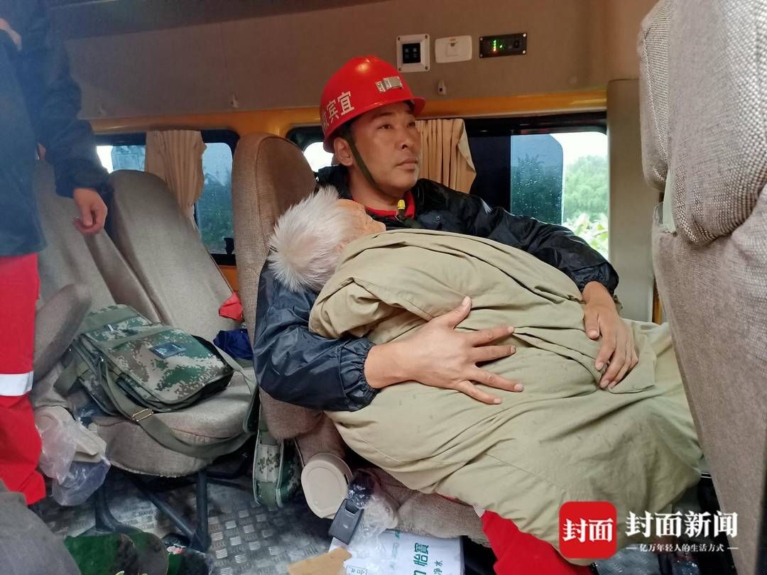 救援人员|6级地震后 他们又背又抱 帮助九旬老人母子脱离险境