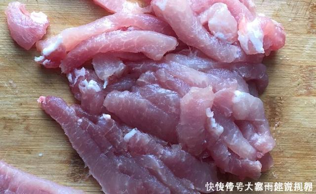面粉|炸酥肉加“面粉”还是“淀粉”,很多人做错了,难怪不酥脆不香!