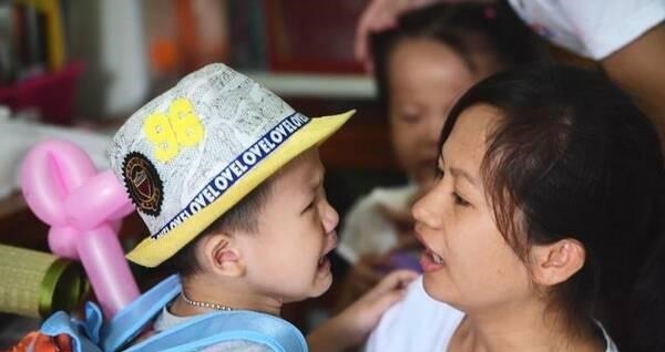 一个屋檐下|妹妹被教训后,一脸委屈躲在哥哥怀里,妈妈看后心都暖化了