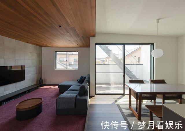 衣帽间|顶楼复式，楼梯装家里占面积又碍事，不如把楼梯口封了挪到露台上