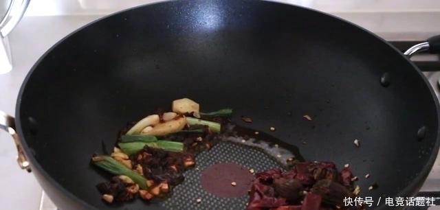 大厨|大厨教学水煮鱼的家常做法,详细讲解鱼片腌制技巧,鱼肉滑嫩无腥