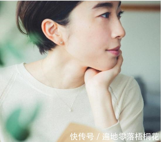 舒适感 日本太太的中年穿搭，运用“舒适风”穿出精致感，充满了温润气质！