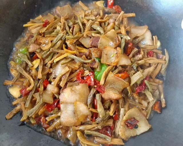 12月遇到这菜多买点，晒一晒冬天吃，补钙质，强身体