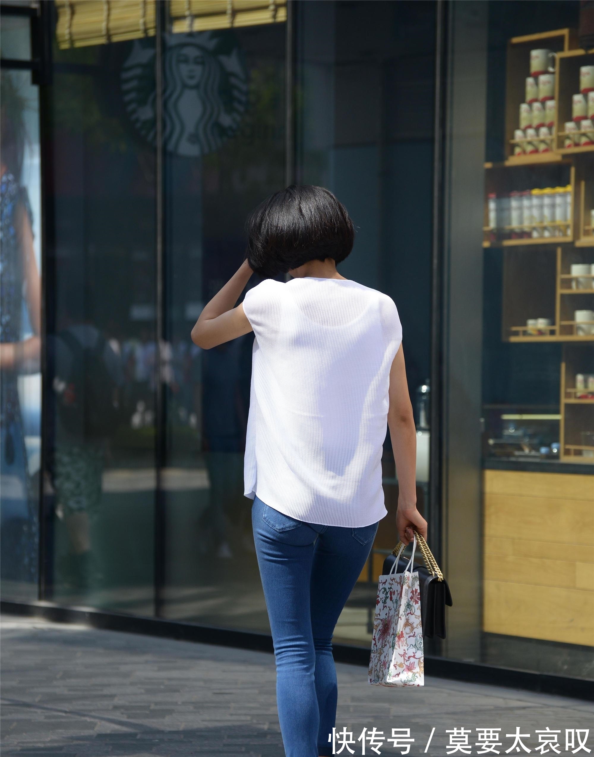 细高跟 蓝色修身牛仔短裤，搭配尖头细高跟单鞋，高挑显身材又有气质