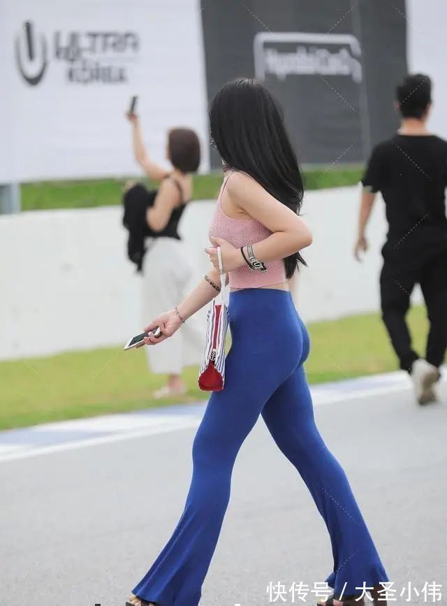 条纹 美女街拍:粉色优雅上衣搭配拉上你牛仔打底裤,频繁的单品之一,穿出美感