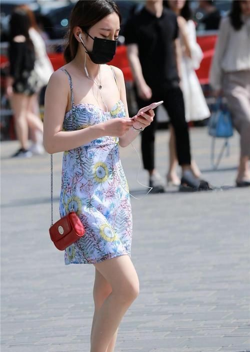 天气刚热就忍不住了,姐姐吊带裙配凉拖,姐姐你有多怕热