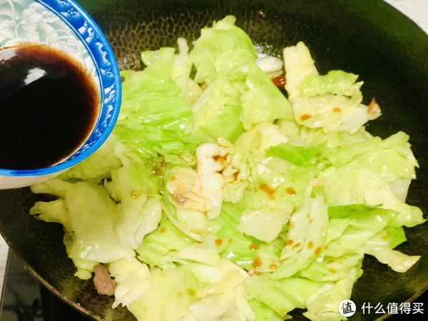 干辣椒|做手撕包菜，应该焯水还是过油？教你正确做法，爽脆清甜还不出水