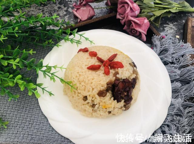 粽子|糯米加点红糖和枣,做法超级简单,吃起来比端午节的粽子都好吃!