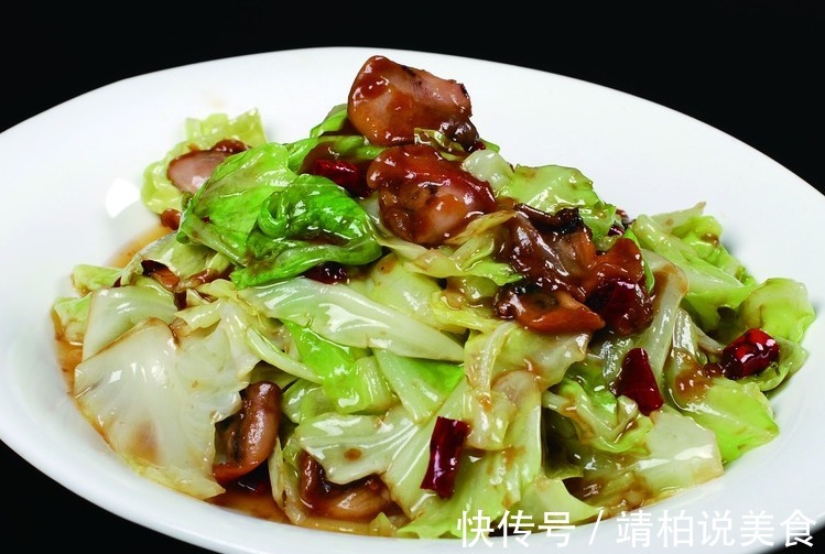 炒卷心菜一直炒错了,饭店大厨说漏嘴,炒前加勺它脆嫩鲜香
