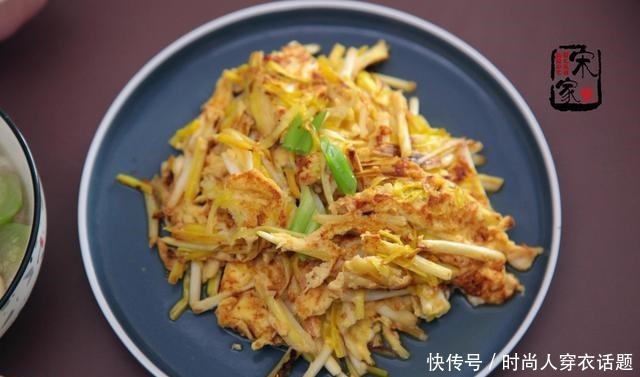 两口子的轻食晚餐,2菜1汤,美味好吃,南方朋友吃不了蒜黄!