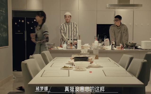 同一屋檐下：邓紫棋对恋爱有误解，魏大勋拿咬过的苹果喂她