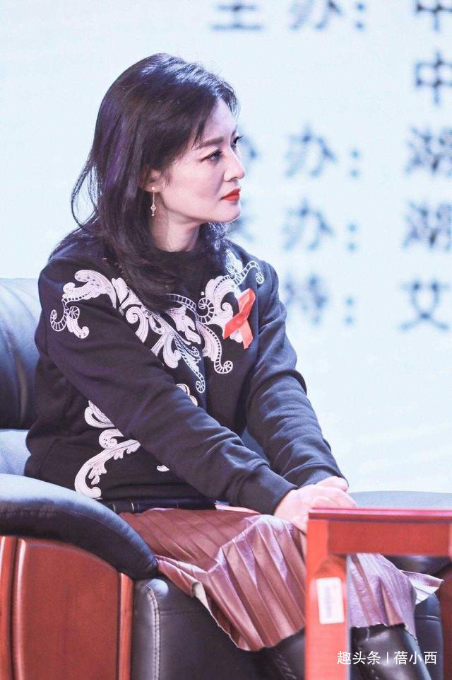 减龄 周涛终于穿卫衣，搭配百褶半身裙录节目，齐肩发型减龄又时髦！
