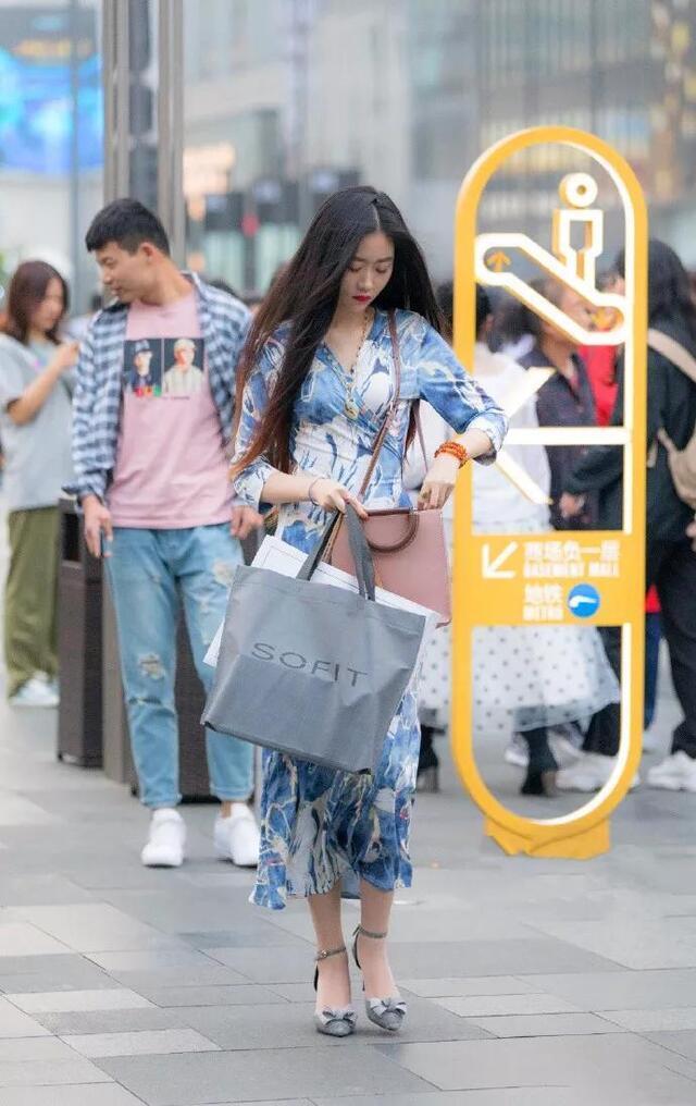 搭配|街拍:清新淡雅的搭配,能够让女生看起来更加的有气质