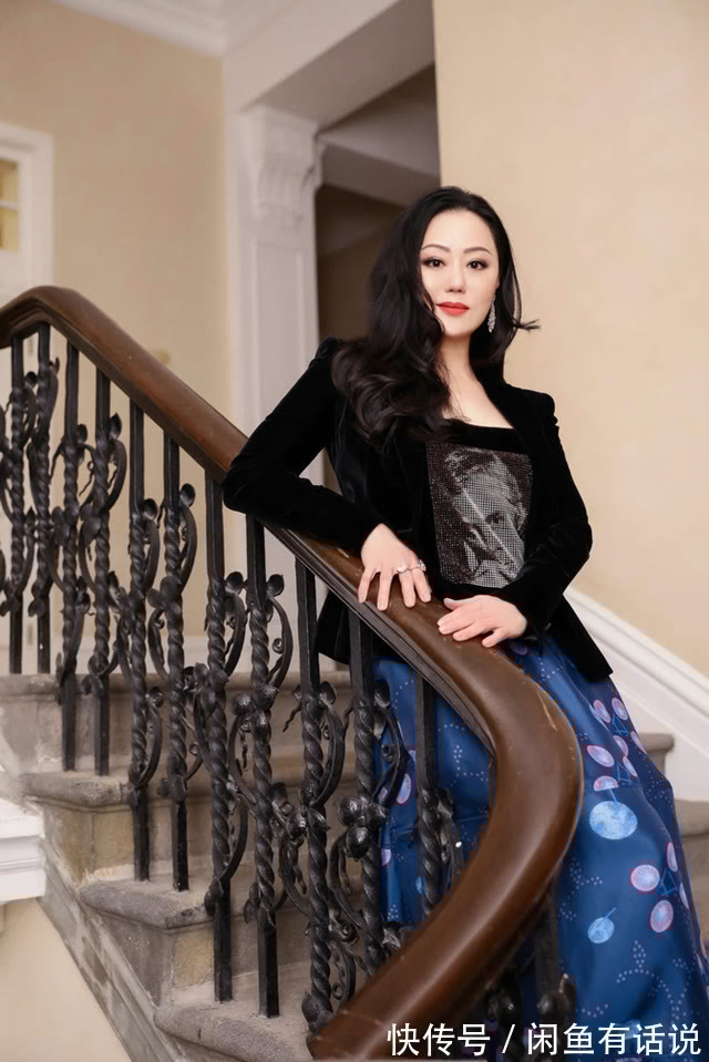 半身裙 章小蕙看秀挺高调,穿西装配半裙手上戴两钻戒,一看就是上流贵妇