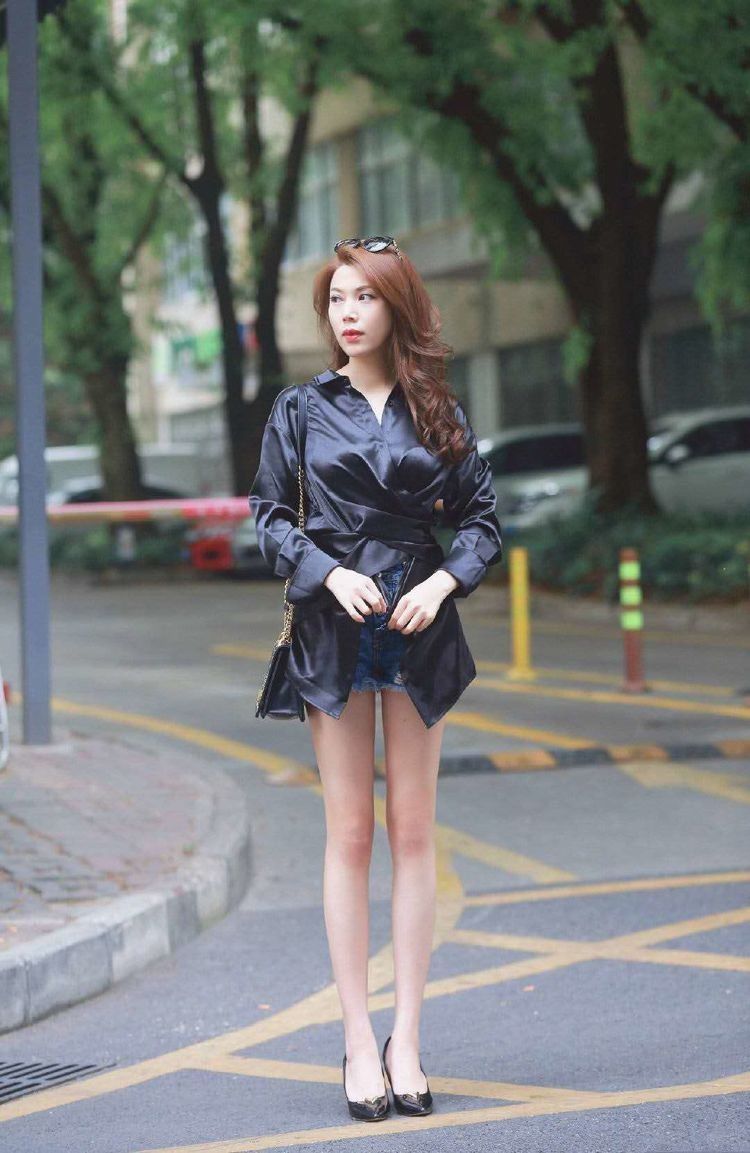 牛仔短裤搭配高跟鞋的美女,具有一种成熟的气息和魅力十足的气质