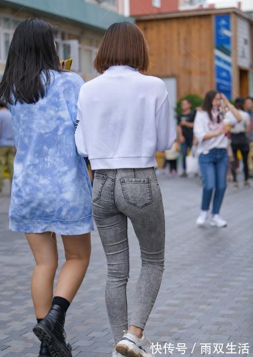 短裤 偏爱休闲运动风,牛仔裤和卫衣的搭配组合,大方舒适值得一试