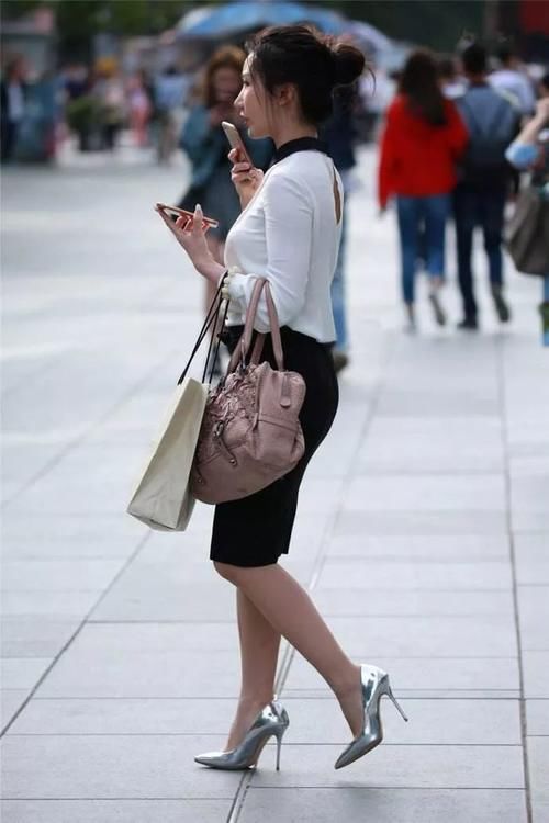 街拍：女性穿搭高跟鞋，凸显出魅力的韵味
