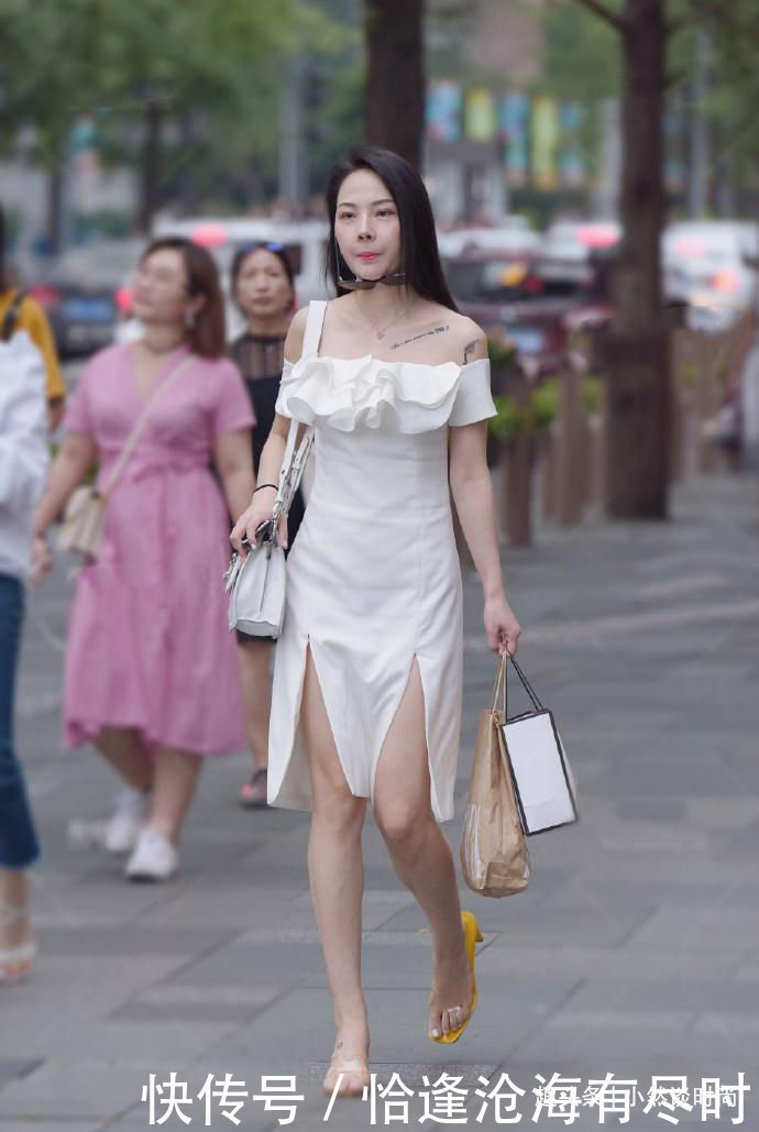 我估计在坐的大部分男士，对这样的微胖美女毫无抵抗力吧，包括我