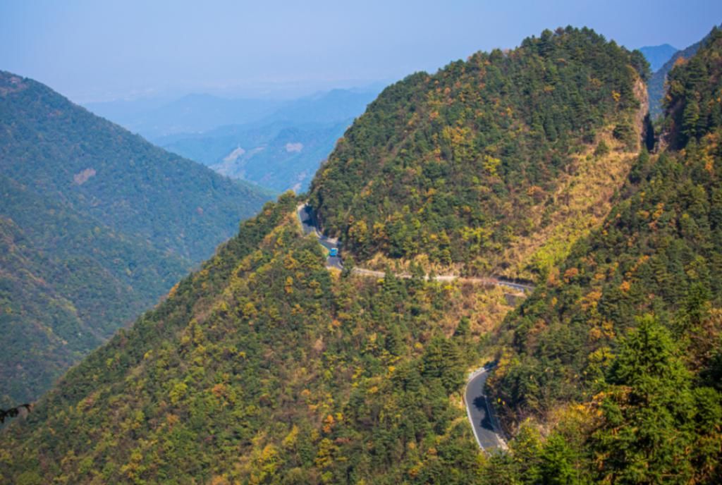 层峦|徽州3条自驾天路，串起了古徽州一半的美景，一路穿丘陵越层峦......