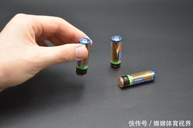 冬天出门时,记得带上一块旧电池,太实用了,解决了很多人的困扰