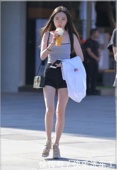 灰色吊带衫搭配黑色短裤，简单大方，尽显甜蜜少女感