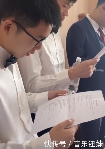 拦门|婚房秒变考场,拦门换英语听力后,网友没点文化都不敢结婚了