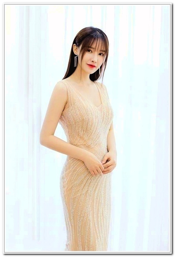妩媚|小姐姐一袭裸色长裙,千般妩媚,出现在我的视野里!
