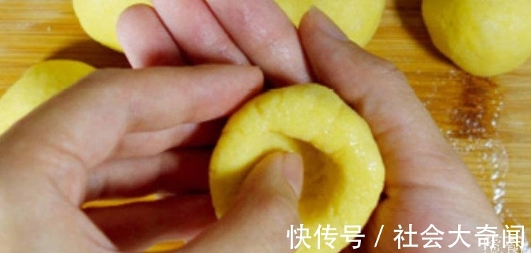 杂粮|玉米面窝窝头，用杂粮制作，健康营养颜色也好看，还寓意十全十美