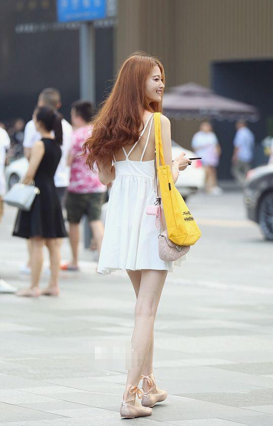 吊带 时尚搭配,小姐姐上身穿的是一件U型领的吊带,很有时尚气质