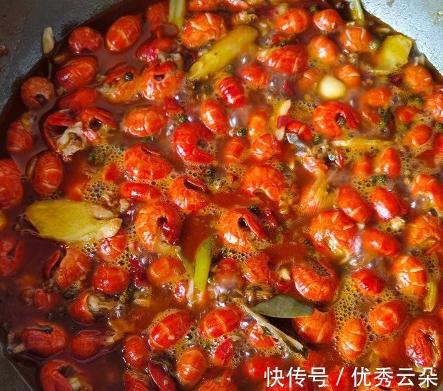 麻辣|芹菜洋葱炒龙虾尾,嘬一口龙虾尾,麻辣鲜香,好吃极啦!