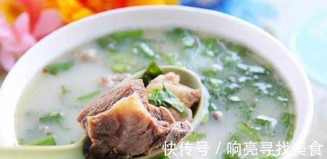 做羊汤时并不是什么料都放，几种调料即可，做出的羊汤更美味！