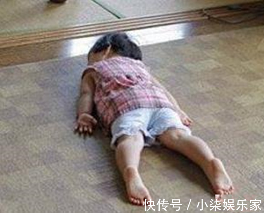 妈妈|妈妈去世后，4岁娃每天在地上趴着，恰巧看到地板图案，爸爸泪目