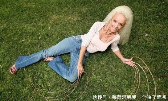 外国女子30多年没剪指甲!指甲长达8米、生活不能自理!