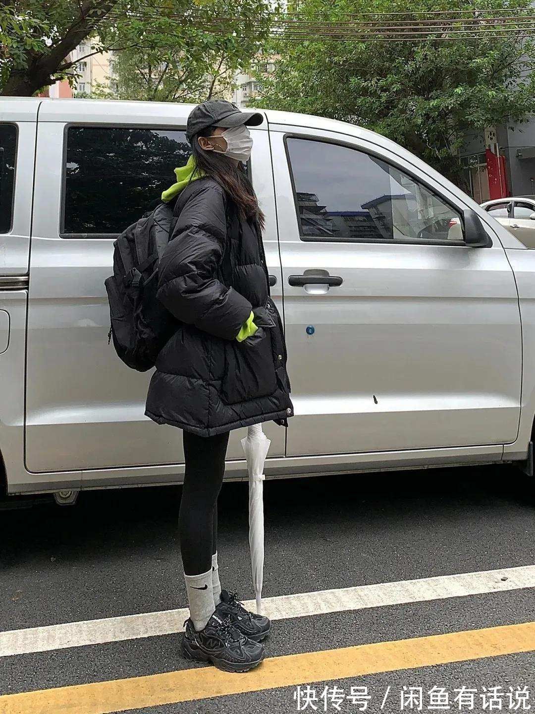 时髦 40岁女人想在冬天赶时髦,就从鲨鱼裤+老爹鞋开始,保暖还显身材