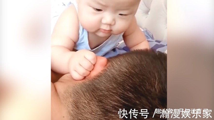 猪耳朵|趁爸爸睡着,儿子不但下手,还下了嘴,网友心疼爸爸