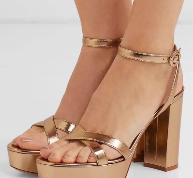 别说你穿不了高跟鞋,有了防水台的设计一切都解决了