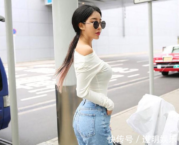 小姐姐|时尚街拍身形优美的紧身牛仔裤小姐姐，漂亮的身姿被展现的婀娜